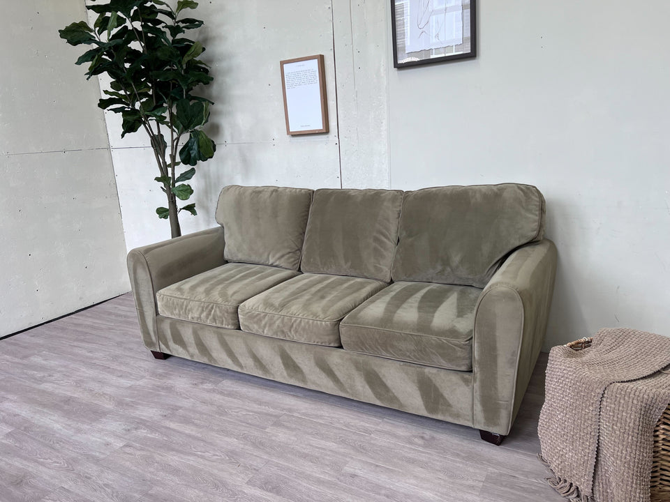 FREE DELIVERY! 🚚 - Green Modern Velour 3 Seater Couch