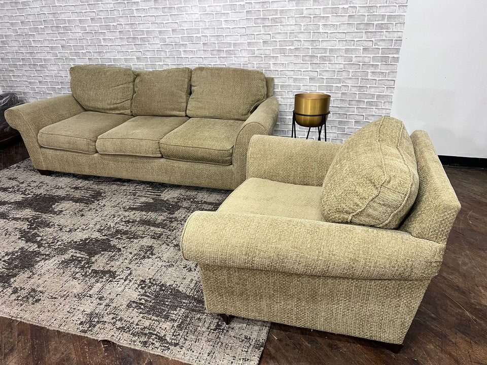 FREE DELIVERY! 🚚 - Green Couch & Love Seat Set