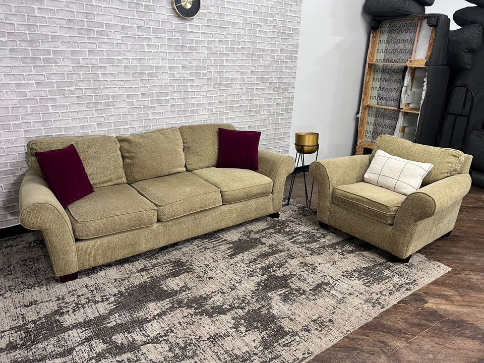 FREE DELIVERY! 🚚 - Green Couch & Love Seat Set