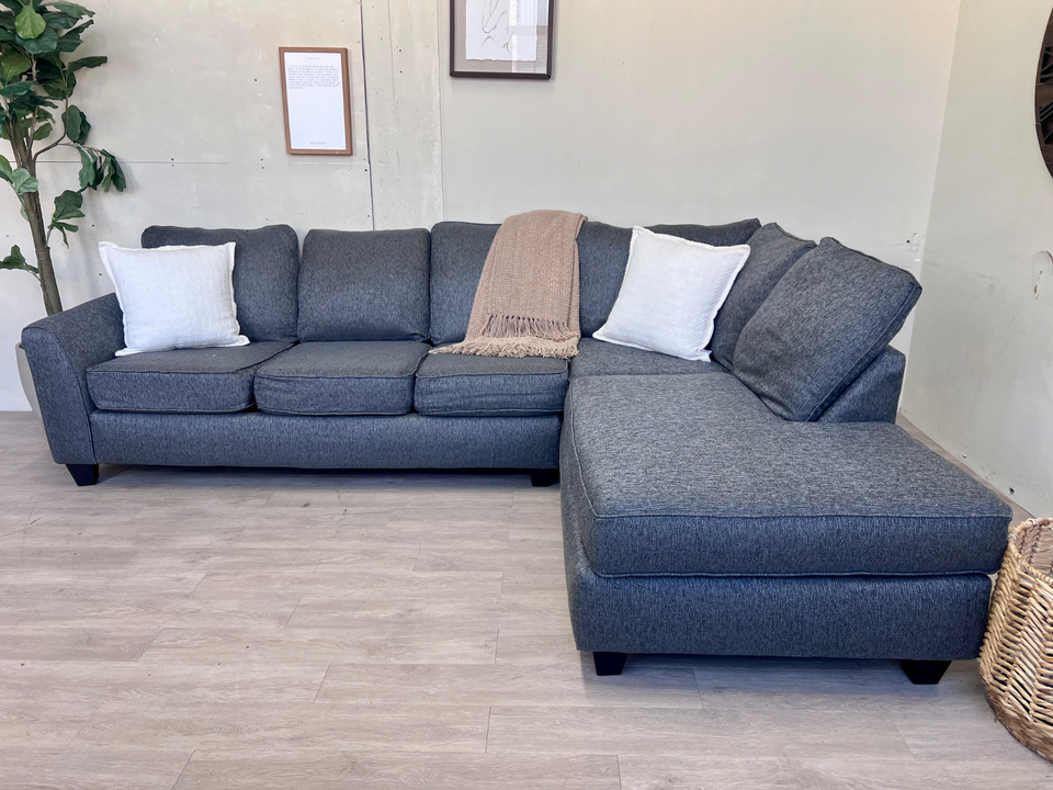 FREE DELIVERY! 🚚 - Bob’s Furniture Gray Modern Sectional Couch with Chaise