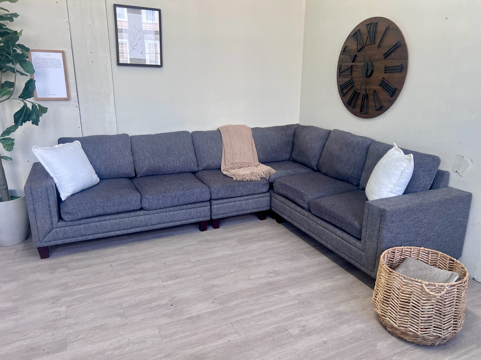 FREE DELIVERY! 🚚 - Modern Gray Rearrangeable Sectional Couch